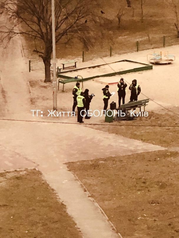 У Києві на Оболоні виявили тіло мертвого чоловіка на майданчику, де граються діти / Фото: ТГ-канал Життя, Оболнь, Київ