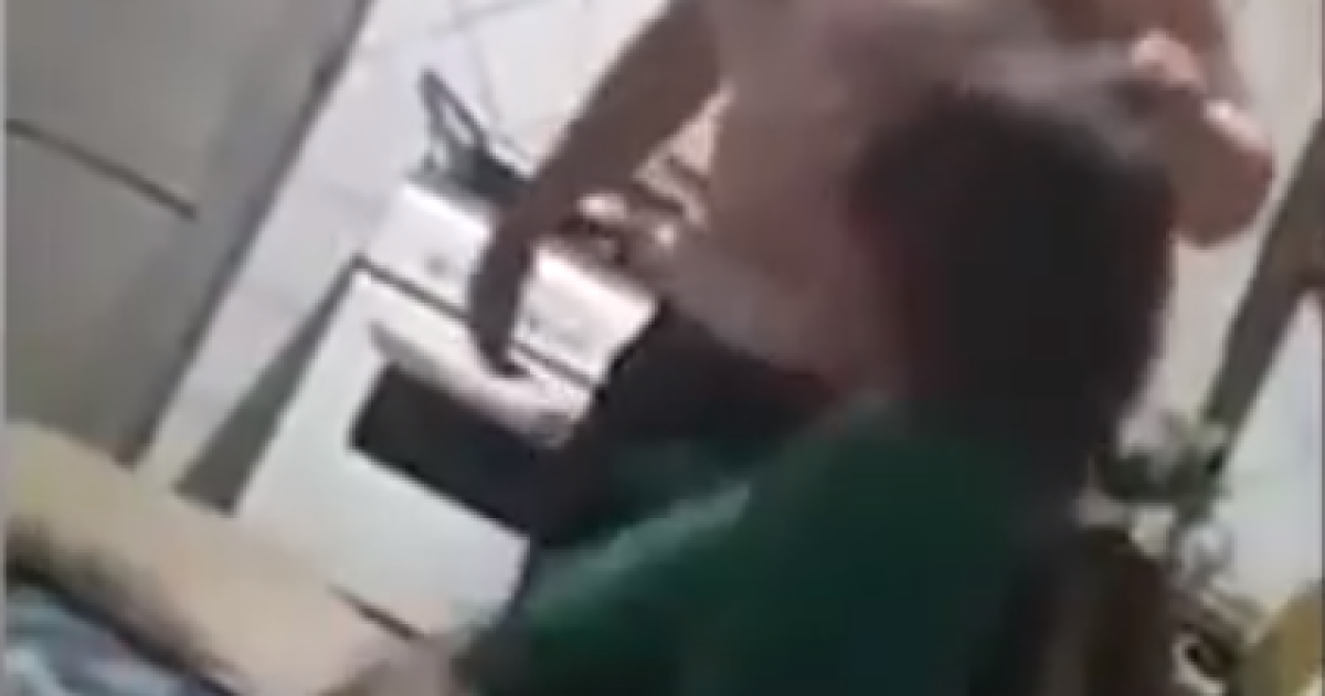 В Аргентине мать избила 3-летнюю дочь, а затем схватила за волосы и швырнула на пол