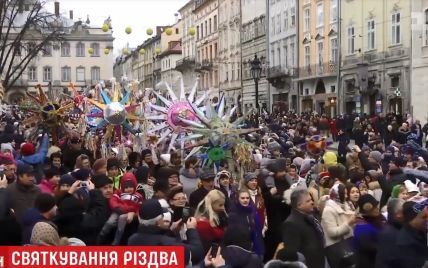 Парад звіздарів і рекордний флешмоб із колядками: українці другий день гуляють Різдво Христове