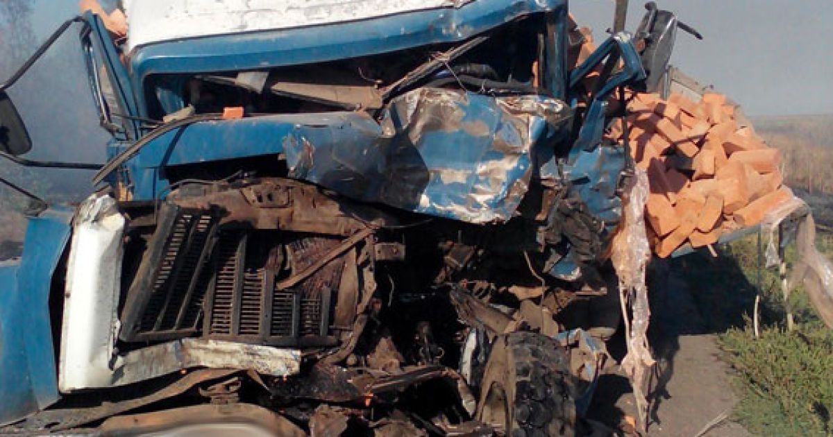 На Запоріжжі через задимлену дорогу зіткнулися одразу чотири авто, є жертви