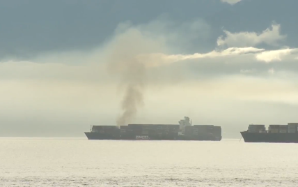 На границе Канады и США горит грузовое судно, которое перевозит опасные вещества (видео)