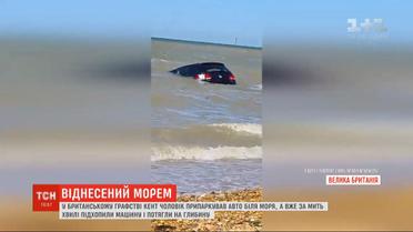 Горе-парковщик: в Великобритании мужчина остановил машину возле моря, а затем ловил его среди волн