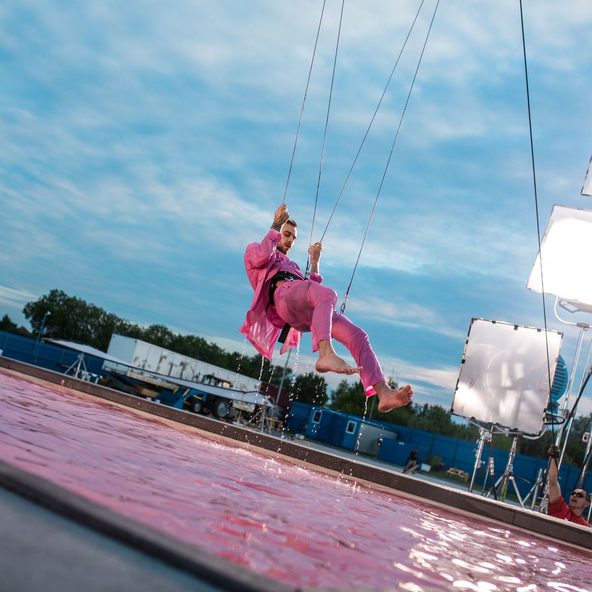 Розовый клип Макса Барских за сутки набрал более двух миллионов просмотров