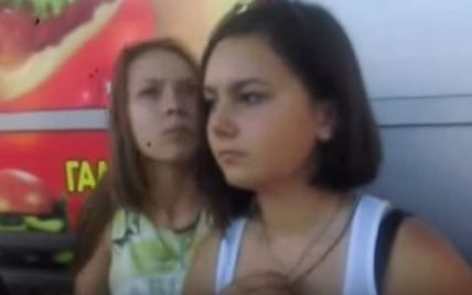 В Крыму боевик грубо заставил девушку снять украшение с гербом Украины