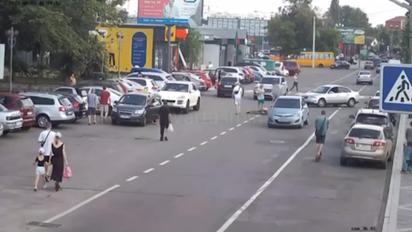 В Киевской области мужчина выбежал на дорогу и бросился под колеса автомобиля