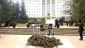 Біля парламенту Молдови протестувальники наклали купу гною: фото
