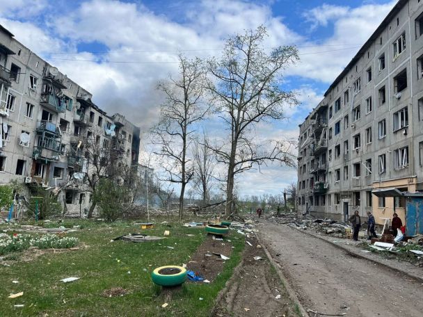 Росія скинула авіабомбу на село Очеретине, що на Донеччині / Фото: Вадим Філашкін