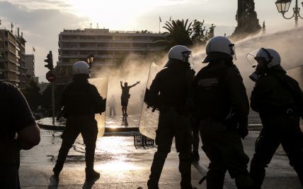 В Греции митинг антивакцинаторив разогнали водометом и слезоточивым газом
