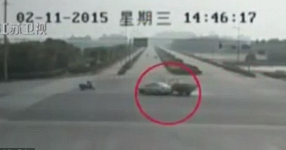 Женщина чудом избежала столкновения