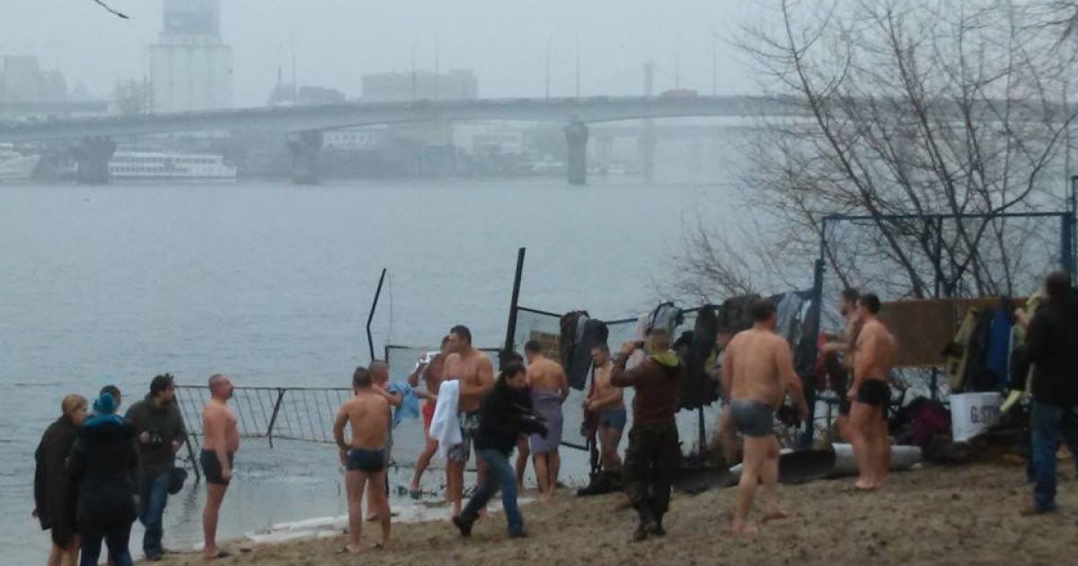Братья Кличко вместе с казаками искупались в ледяном Днепре
