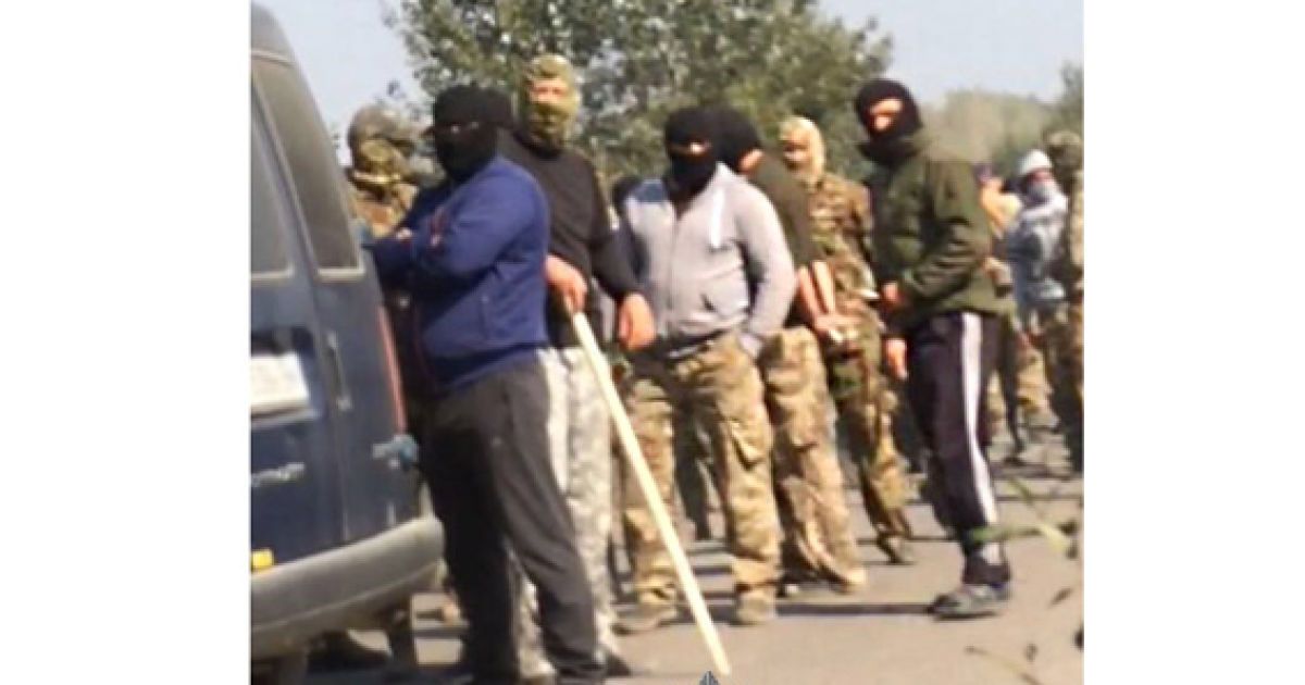 Беспорядки на Ровенщине: сотни копателей янтаря с палками и камнями напали на полицию