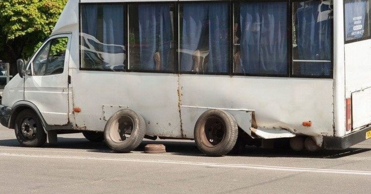 "Хоч би нікого не вбило на зупинці": у Полтаві під час руху в маршрутки відпало два колеса (відео)