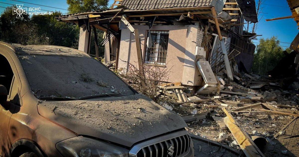 Также повреждены 5 автомобилей, мастерская, гаражи, линии электропередач.