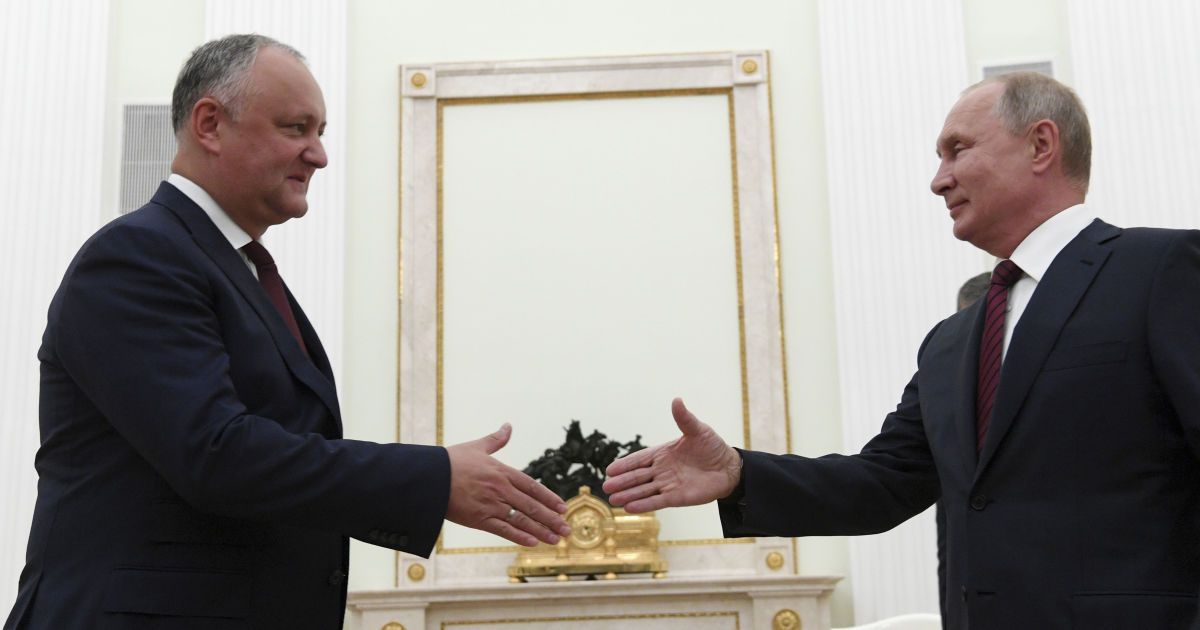 Президент Молдови пішов на самоізоляцію після того, як з'їздив до Москви на парад до Путіна