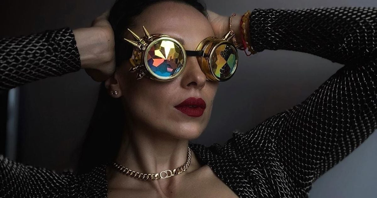 DJ NANA на каблуках сделала шпагат в узком лифте