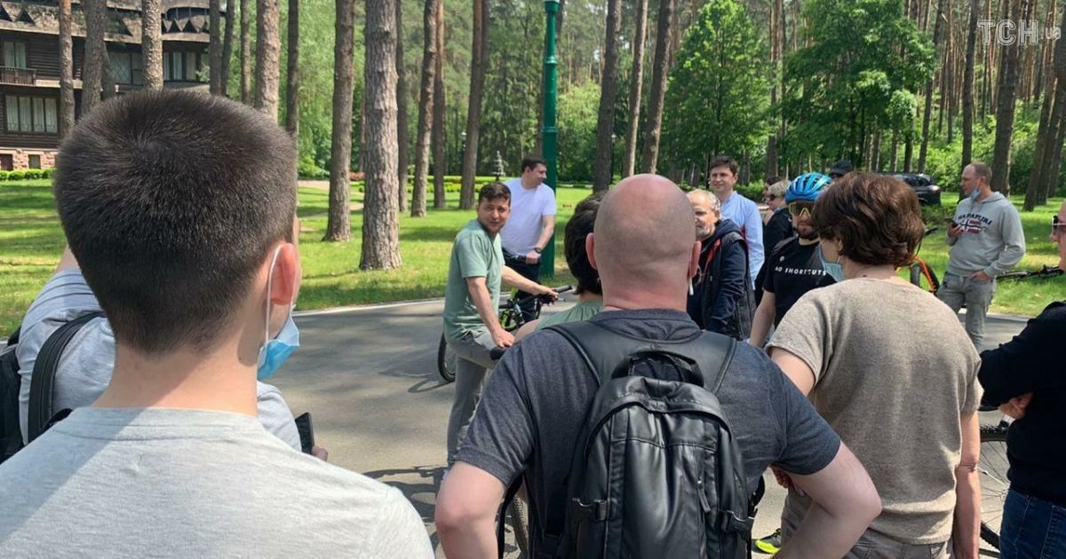 Зеленський в Заліссі розпочав зустріч з журналістами: президент пересів на велосипед