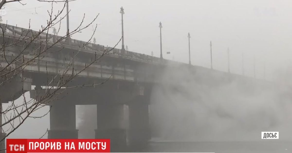 "Водоспад" на мосту Патона лив всю ніч, а будинки досі стоять без води