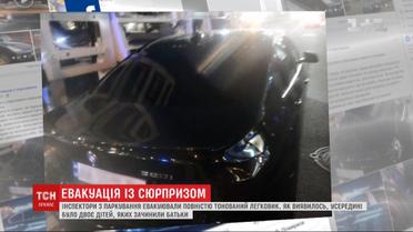 Столичні інспектори з паркування евакуювали авто, в якому були зачинені діти