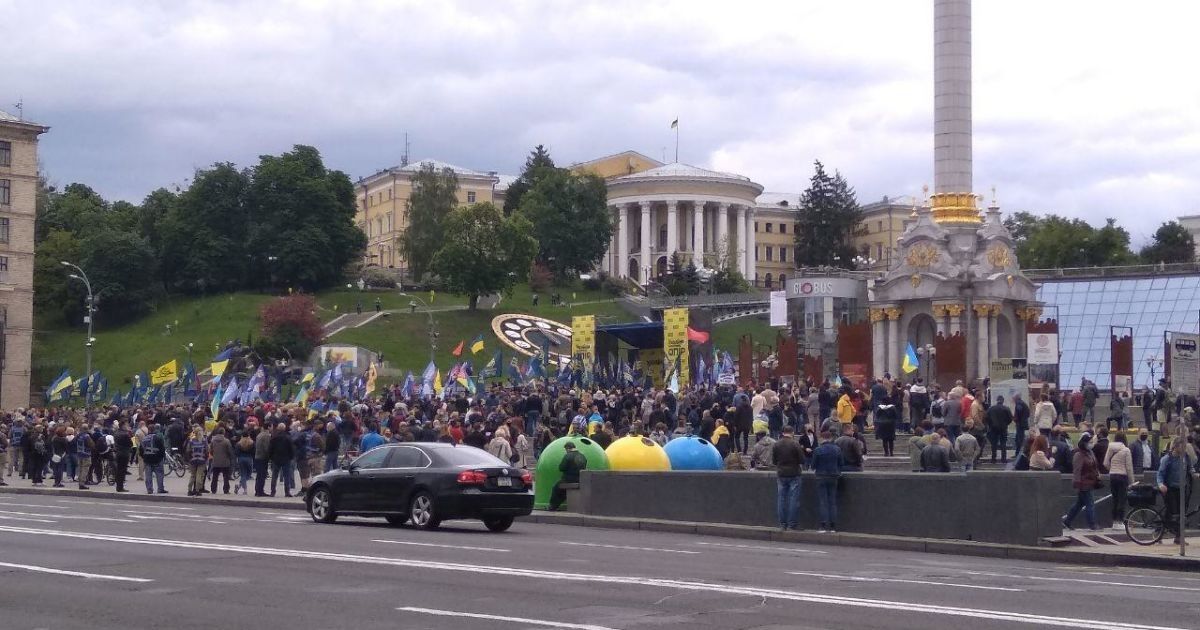 В Киеве на Майдане требуют от Зеленского "остановить капитуляцию на Донбассе"