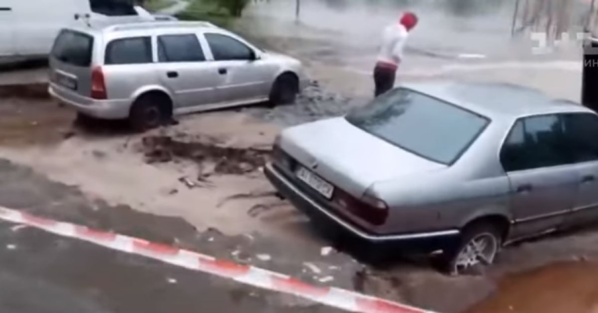 У Києві через прорив теплотраси автівки пішли під землю, 20 багатоповерхівок залишилися без гарячої води