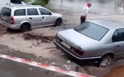 В Киеве из-за прорыва теплотрассы автомобили ушли под землю, 20 многоэтажек остались без горячей воды