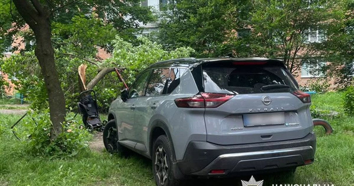 Збила двох жінок з дитиною: моторошна ДТП сталася в Хмельницькому — деталі від поліції
