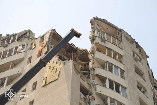 Зруйнована багатоповерхівка на Дарниці. / © ДСНС