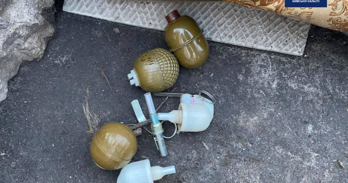 У Київській області чоловік виявив бойові гранати у дворі багатоповерхівки: фото