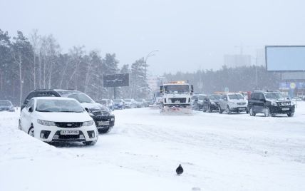 Снігопади у Києві: закрито школи, обмежено в'їзд вантажівок, скасовано ярмарки
