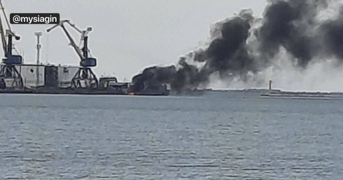 У порту тимчасово окупованого Бердянська пролунали вибухи та спалахнула пожежа: фото