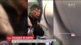 В США из самолета вынесли пассажира с разбитой губой