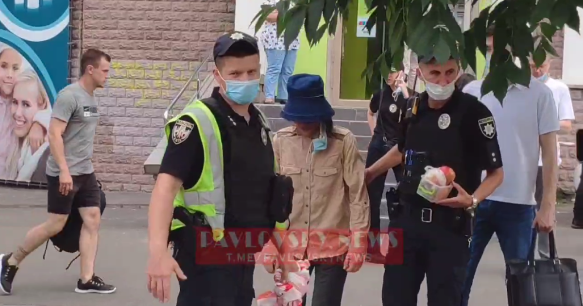 Йшла дуже повільно і була пригніченою: нападницю на банк у Києві доправили до відділення поліції (відео)