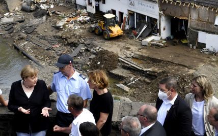 "Не хватает слов, чтобы описать разрушения": Меркель посетила пострадавшие от страшного наводнения регионы