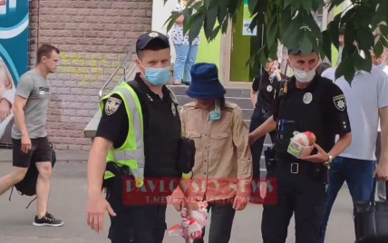 Шла очень медленно и была подавленной: нападавшую на банк в Киеве доставили в отделение полиции (видео)