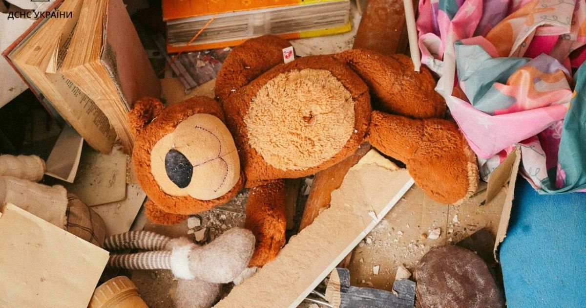 Дрон РФ влетів у житловий будинок в Одесі. Фото: ДСНС.