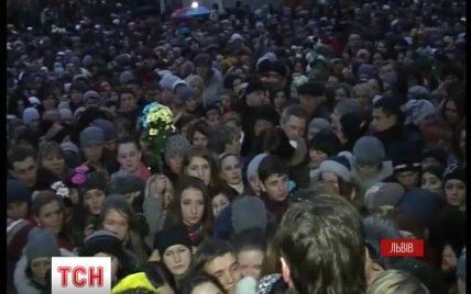 У Львові зірки і пересічні українці вишикувалися у кілометрову чергу, щоб попрощатися із Кузьмою "Скрябіним"