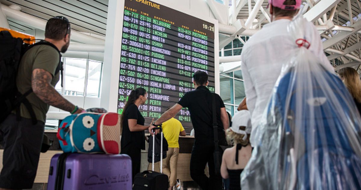 В аэропортах Индонезии застряли тысячи людей