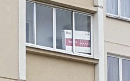 Жителя Мінська затримали через червоно-білу коробку на балконі
