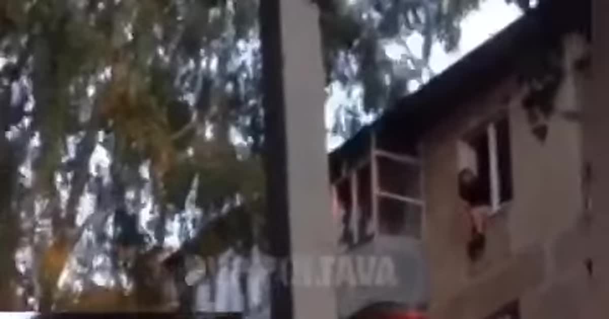 У Полтаві врятували дівчину, яка хотіла зістрибнути з п'ятого поверху