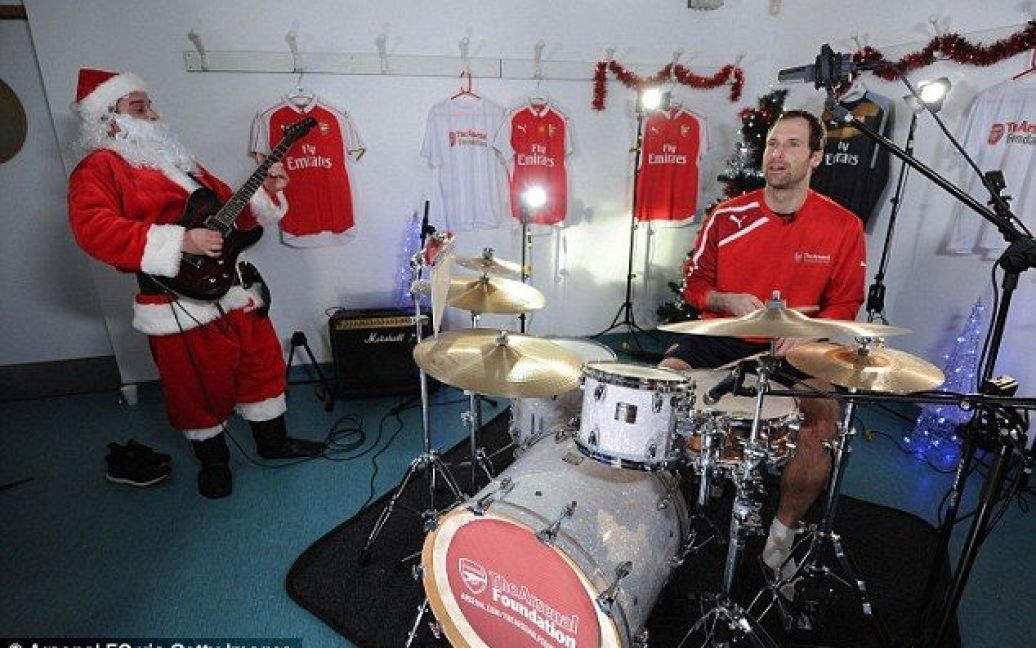 Гравці "Арсеналу" подарували своїм фанам різдвяний настрій. / © Daily Mail
