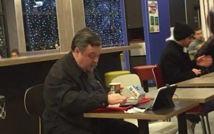 Головний спікер РПЦ та противник західних традицій "постує" в McDonald's