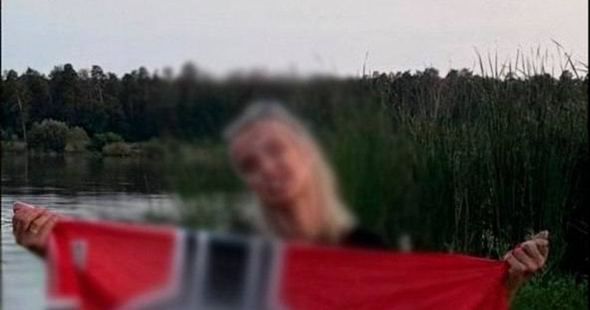 В Киеве девушка позировала с нацистским флагом