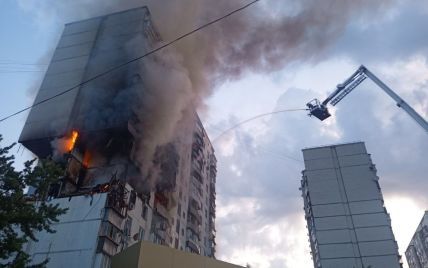 У Києві локалізували потужну пожежу після вибуху у багатоповерхівці