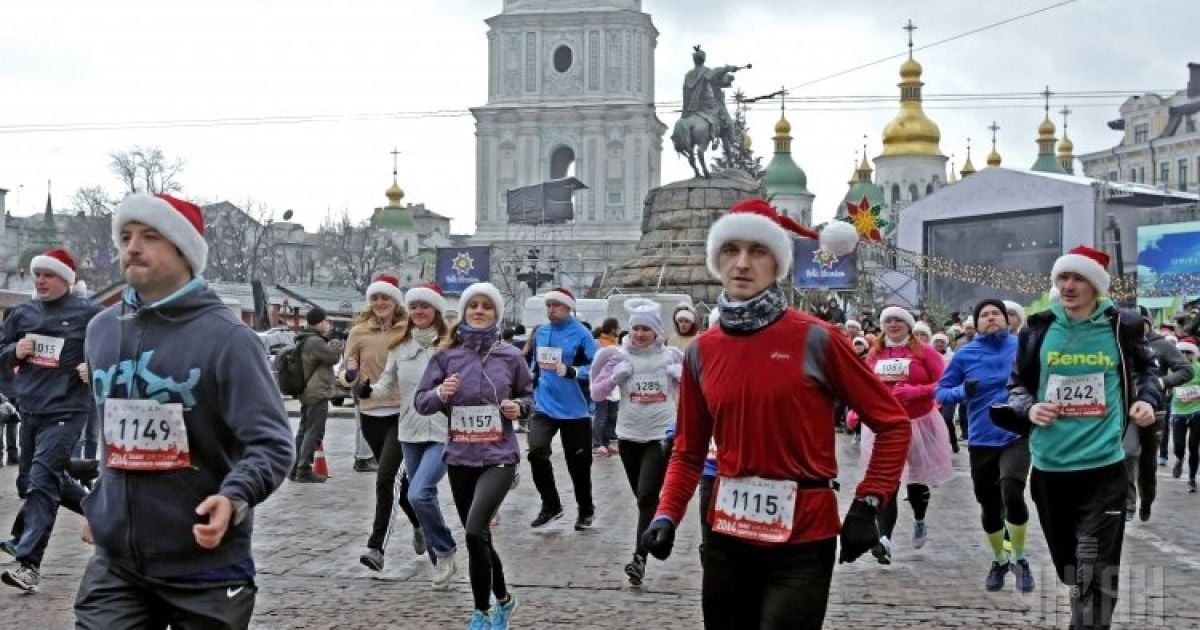 Під час забігу "Святого Миколая" дорослі бігли 5 км, а діти - 500 м. / © УНІАН