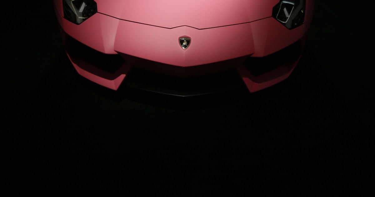 На одному з паркувань у Канаді знайшли рідкісний суперкар Lamborghini, який повністю вкритий пилом