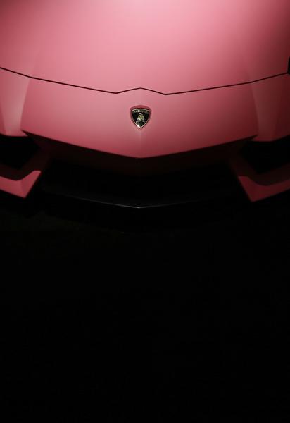 На одному з паркувань у Канаді знайшли рідкісний суперкар Lamborghini, який повністю вкритий пилом