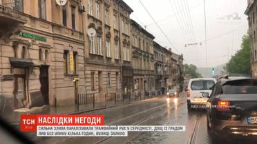 У Львові дощ із градом лив без упину кілька годин, вулиці залило