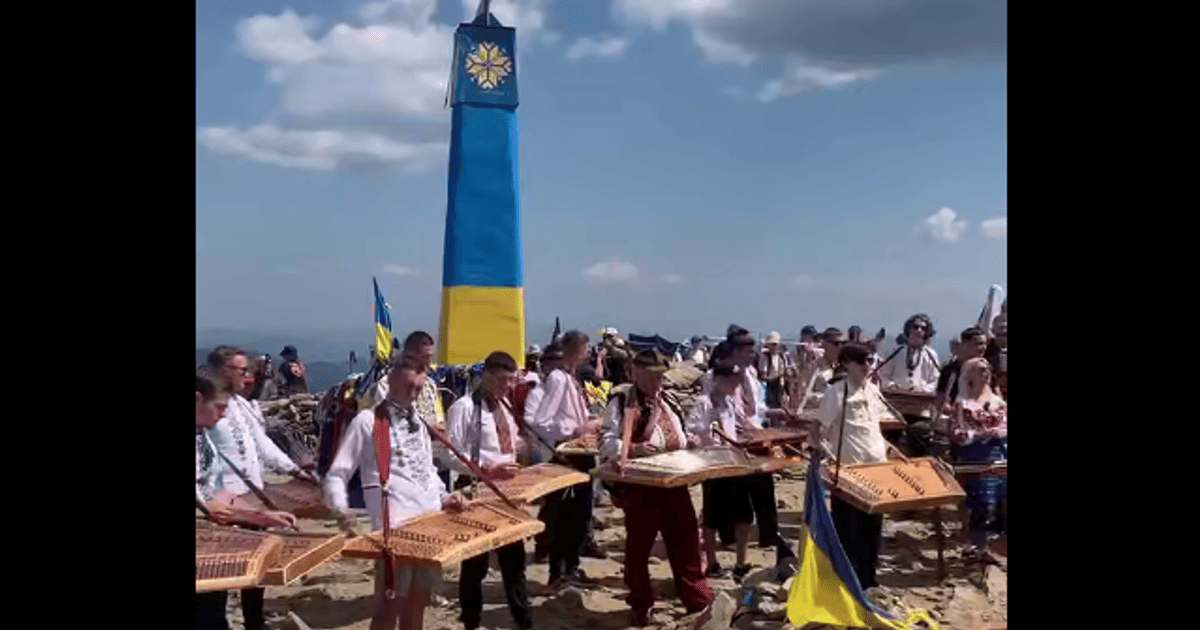 35 цимбалістів піднялися на Говерлу, щоб вшанувати пам'ять полеглих колег