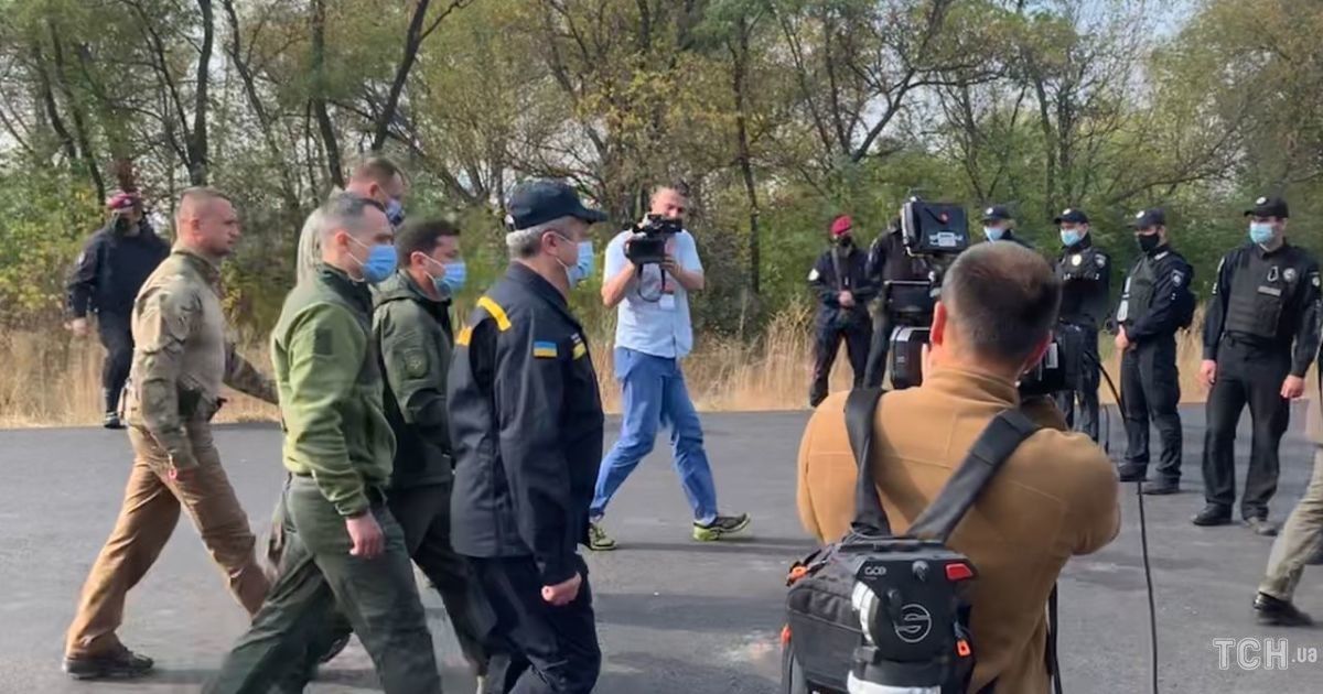 Зеленський прибув на місце падіння літака під Чугуєвом: фото