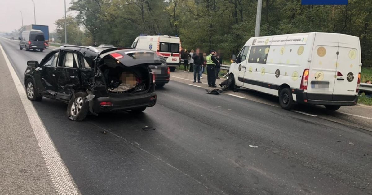 Под Киевом автомобиль Kia Sorento влетел в микроавтобус: 12 пострадавших